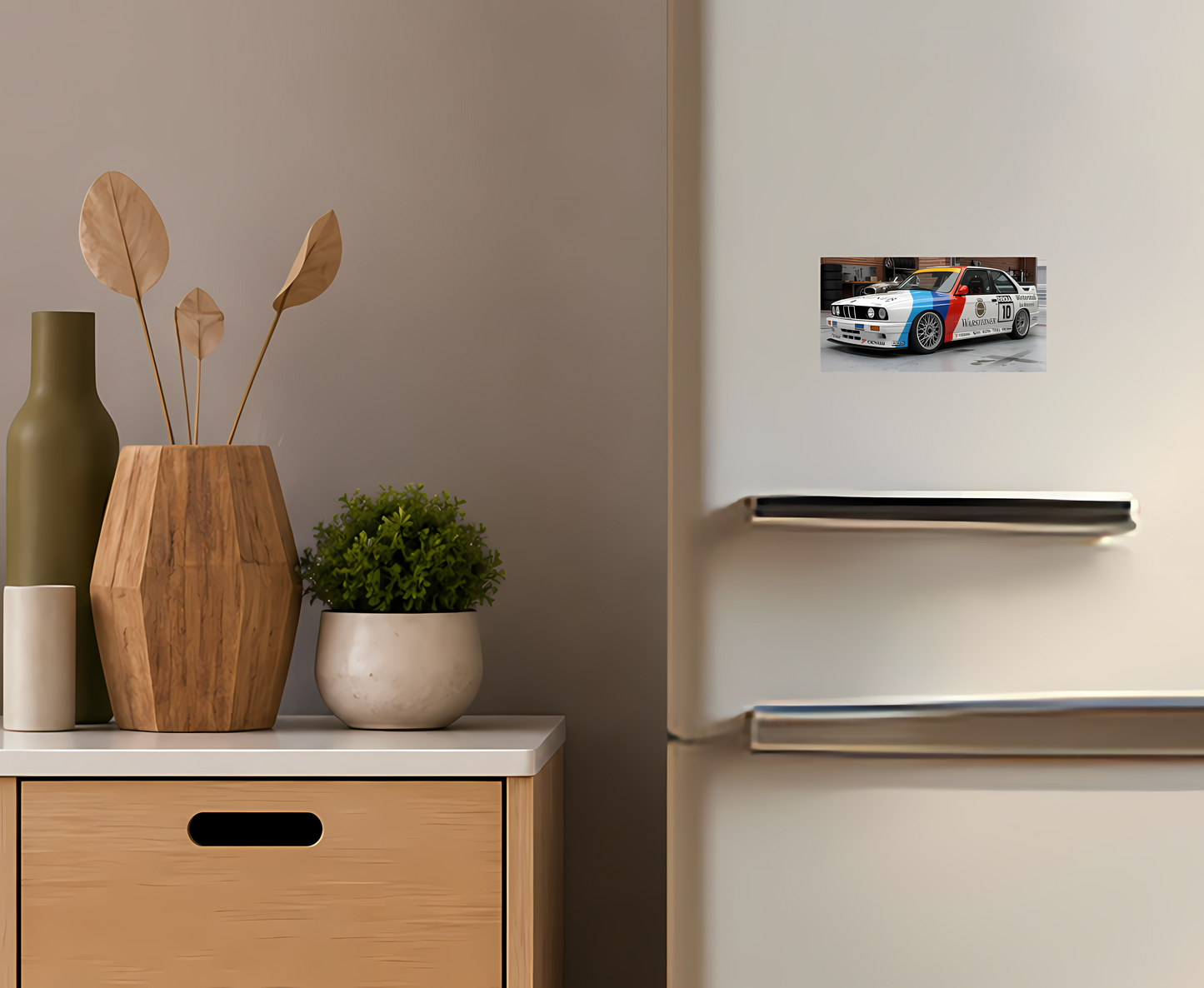 Retro racingbilsmagnet – Klassisk tävlingsdesign | Kylskåpsmagnet med vintageinspirerad stil