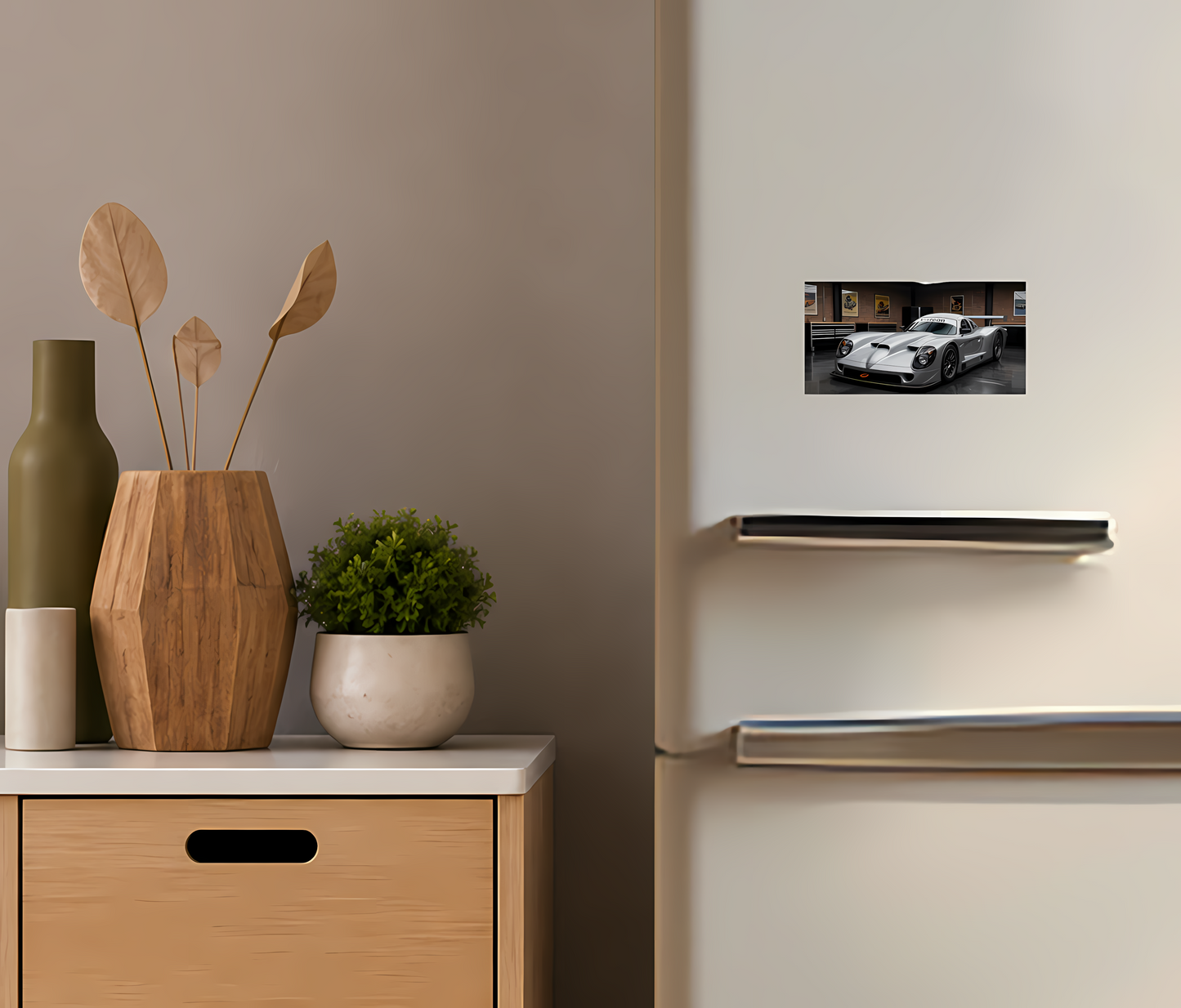 Retro Sportbilsmagnet – Elegant Kylskåpsmagnet med Klassisk Motorsportdesign