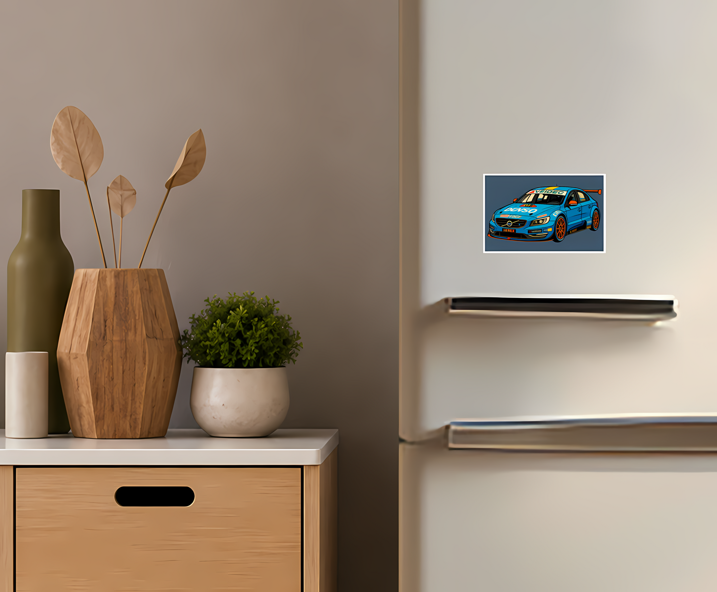 Retro Kylskåpsmagnet – Motorsportkonst i Skandinavisk Vintage Stil