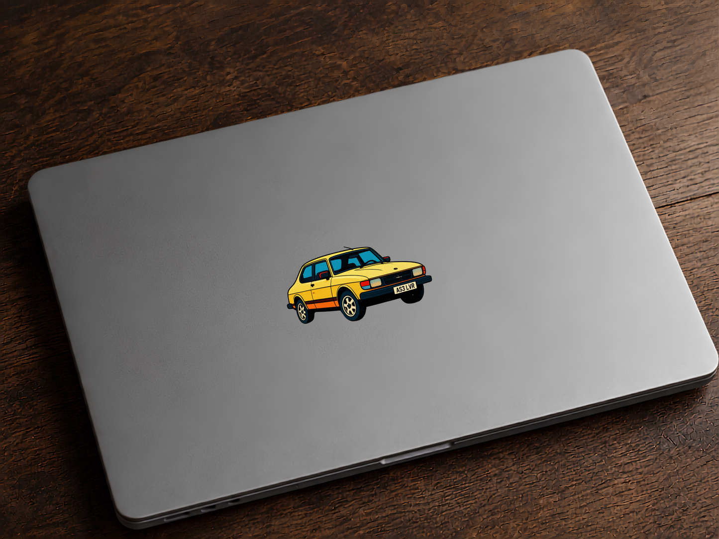 Gul Saab Retro Klistermärke – Klassisk Svensk Bil i Vintage Pop Art