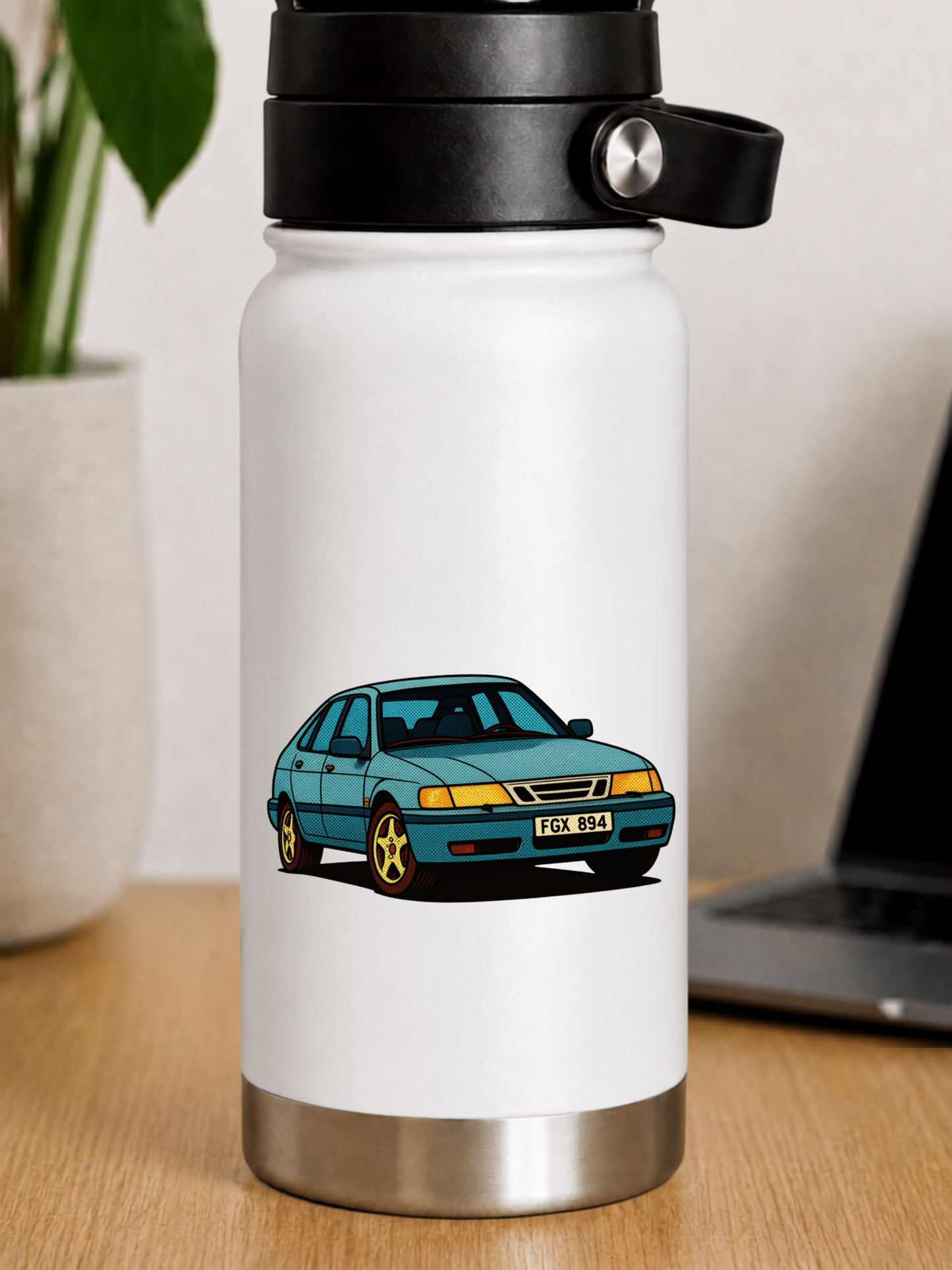 Blå Saab 900 Sedan Retro Klistermärke – Klassisk Svensk Bil i Vintage Pop Art