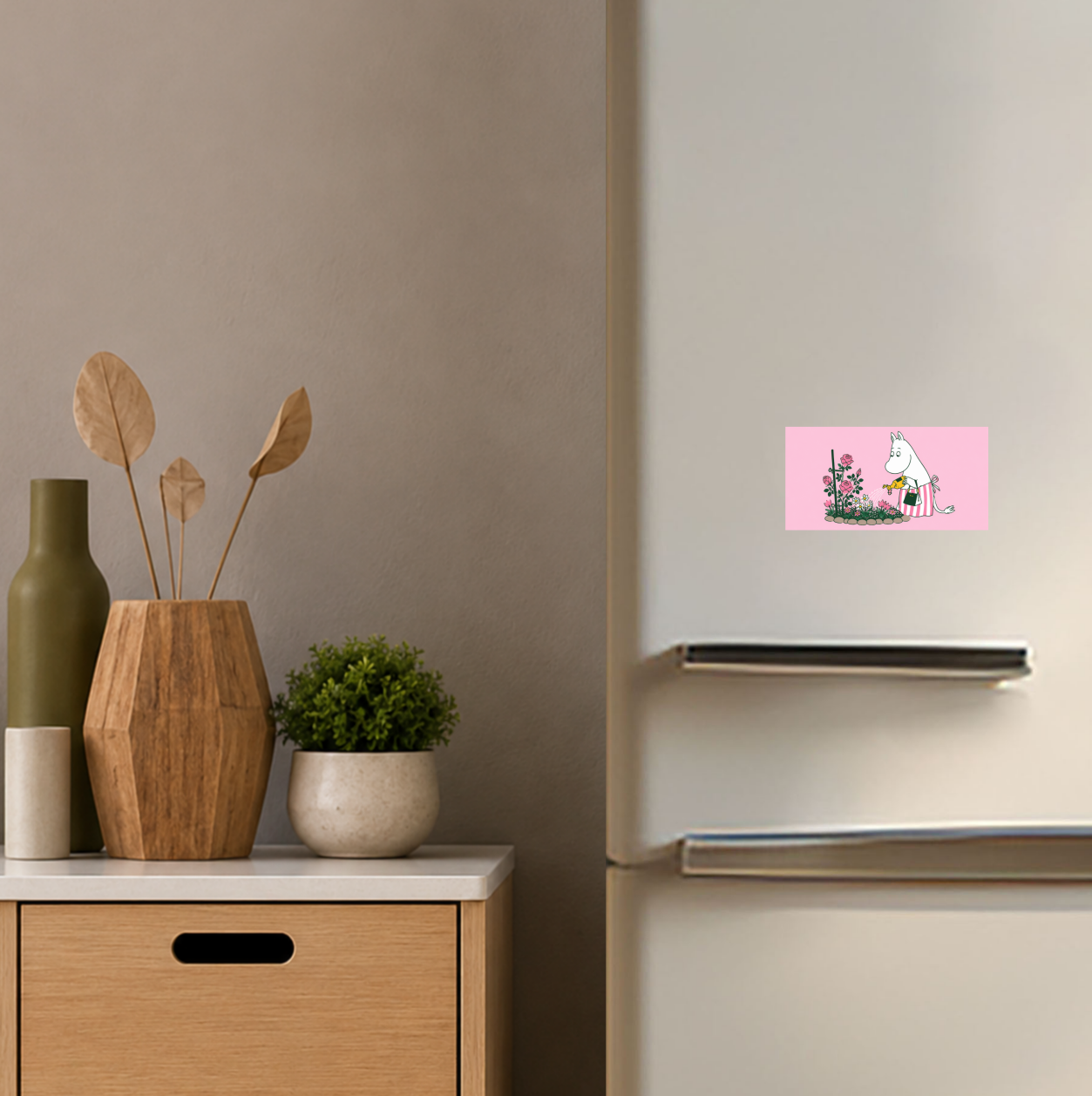 Sagolik Kylskåpsmagnet – Blommig Fantasiillustration runt 9 × 5 cm
