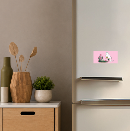Sagolik Kylskåpsmagnet – Blommig Fantasiillustration runt 9 × 5 cm
