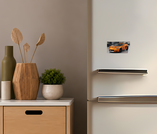 Orange sportbilsmagnet – Modern prestandabil | Kylskåpsmagnet med stilren design