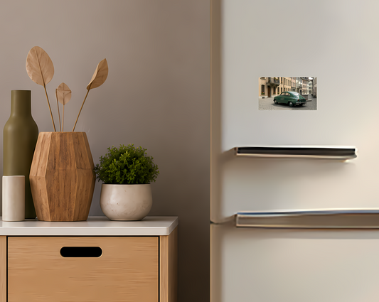 Grön vintagebilsmagnet – Klassisk småbil | Kylskåpsmagnet med retrodesign