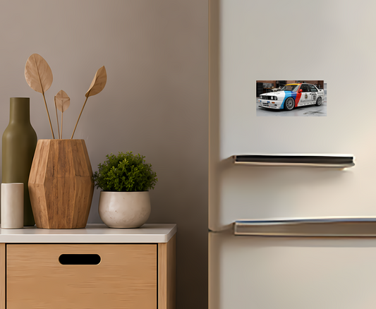 Racingbilsmagnet – Klassisk tävlingsscen | Kylskåpsmagnet med retrodesign