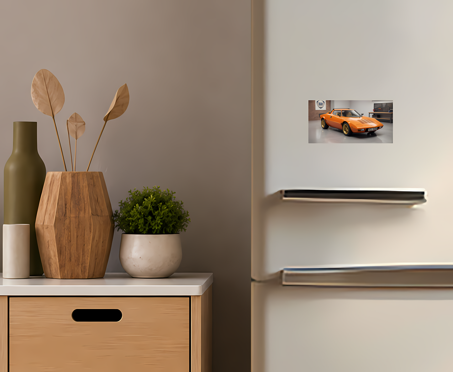 Orange sportbilsmagnet – Modern retrodesign | Kylskåpsmagnet med bilmotiv