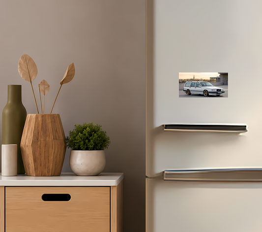 Vit kombibilsmagnet – Klassisk retrodesign | Kylskåpsmagnet med bilmotiv