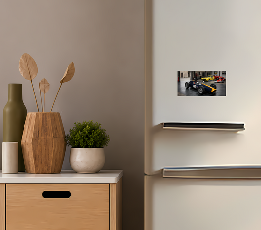 Retro racingbilsmagnet – Klassisk tävlingsdesign | Kylskåpsmagnet med bilmotiv