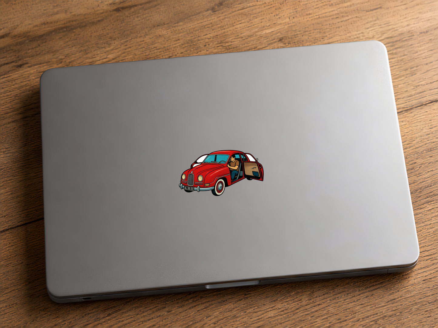 Saab 96 Klistermärke – Klassisk Röd Svensk Bil | Retro Sticker
