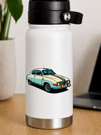 Vit SAAB 96 Retro Klistermärke – Klassisk Svensk Bil med Racingränder