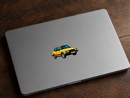 Gul Saab Retro Klistermärke – Klassisk Svensk Bil i Vintage Pop Art