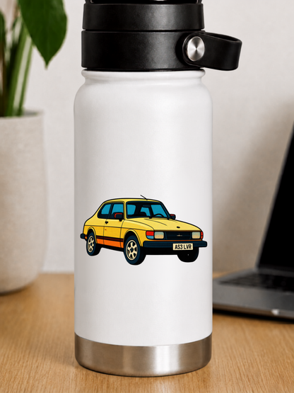 Gul Saab Retro Klistermärke – Klassisk Svensk Bil i Vintage Pop Art