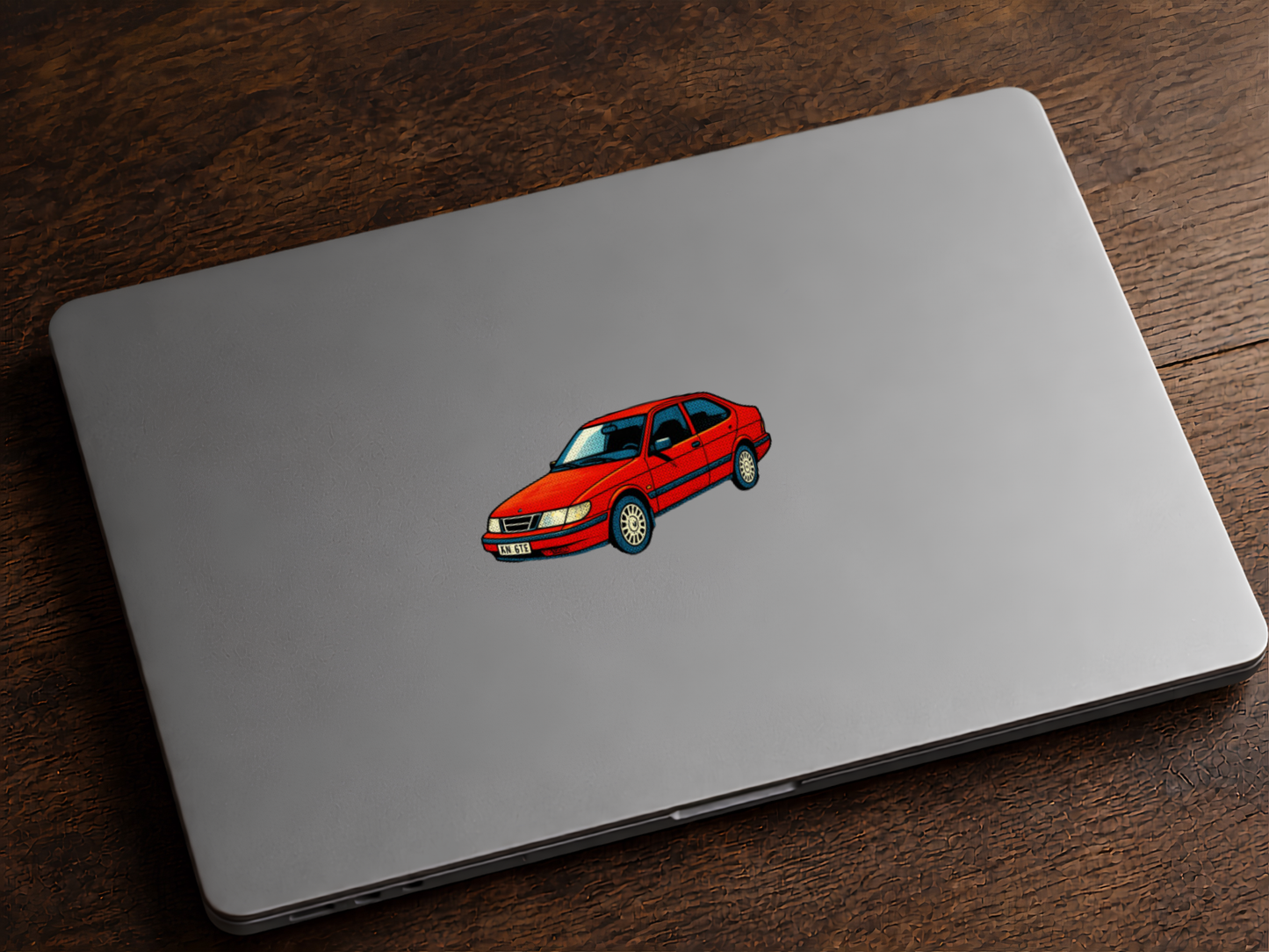 Röd Saab 900 Sedan Retro Klistermärke – Klassisk Svensk Bil i Vintage Pop Art