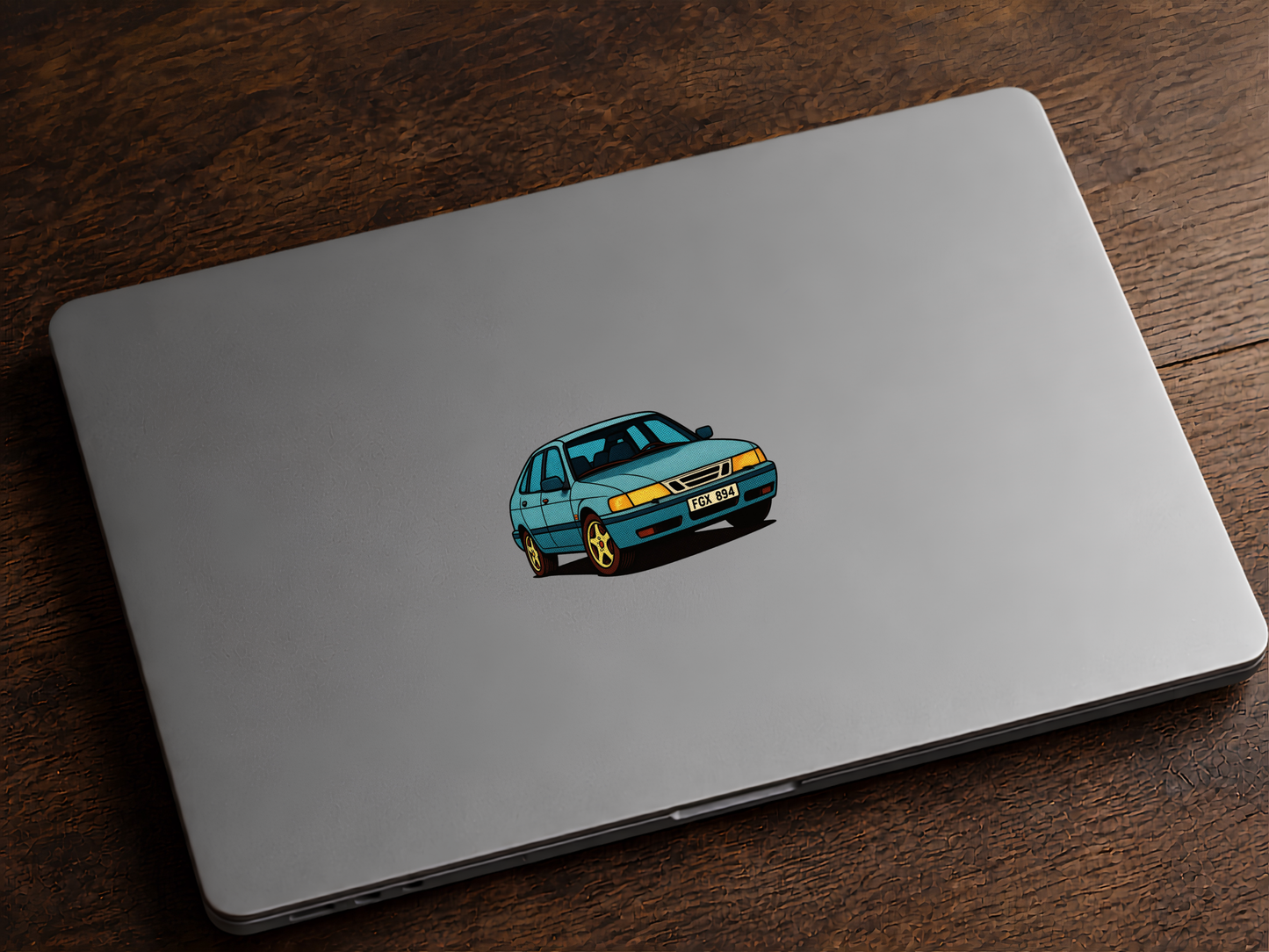 Blå Saab 900 Sedan Retro Klistermärke – Klassisk Svensk Bil i Vintage Pop Art